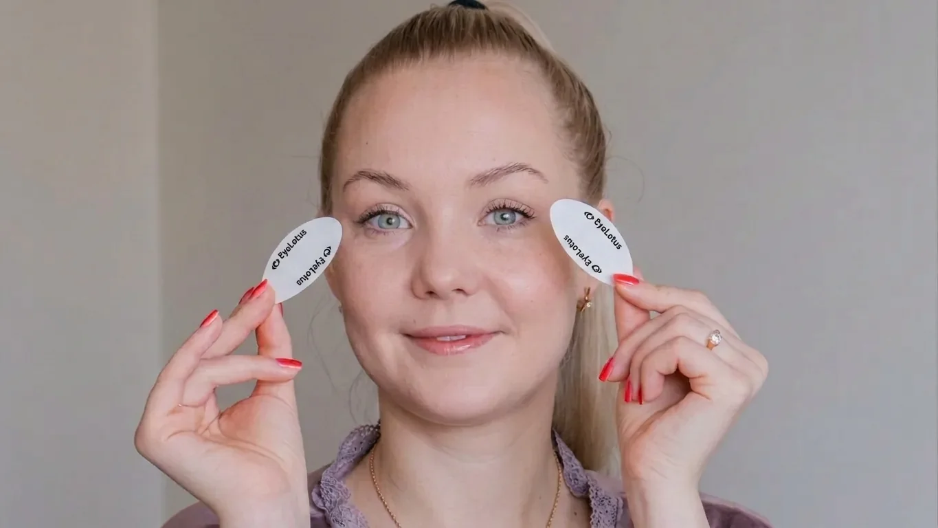 Cleanse the skin around the eyes
